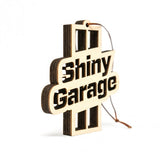 SHINY GARAGE WOODY HOLZANHÄNGER 70X85MM