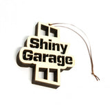 SHINY GARAGE WOODY HOLZANHÄNGER 70X85MM